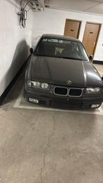 Bmw 318i gerestaureerd langs buiten en motor, Auto's, BMW, Achterwielaandrijving, Zwart, Overige kleuren, 5 deurs