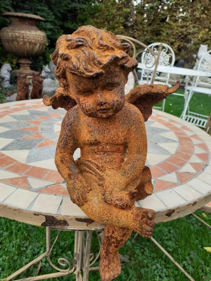 ENGEL, CHERUBIJN MET VOGEL IN GEPATINEERD GIETIJZER, Tuin en Terras, Tuinbeelden, Zo goed als nieuw, Engelenbeeld, Overige materialen