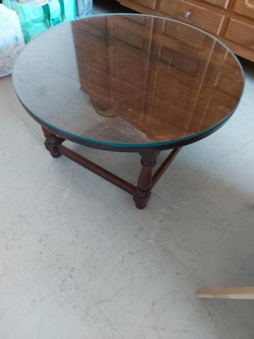 Ronde salon tafel met glas. beschikbaar voor biedingen