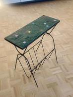 Vintage bijzettafeltje met tegel en krantenhouder, Huis en Inrichting, Minder dan 55 cm, Gebruikt, Metaal of Aluminium, Vintage 60's