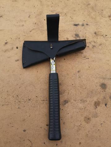 Hache de ceinturon model pompier. Avec housse en cuir.  beschikbaar voor biedingen