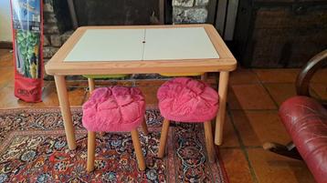 Ensemble de meubles : table + 2 tabourets pour enfants, Enlèvement, Utilisé