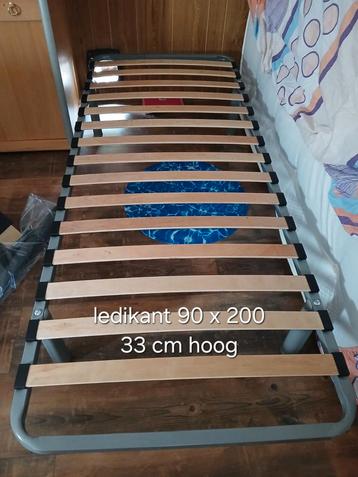 Ledikant met matras  beschikbaar voor biedingen