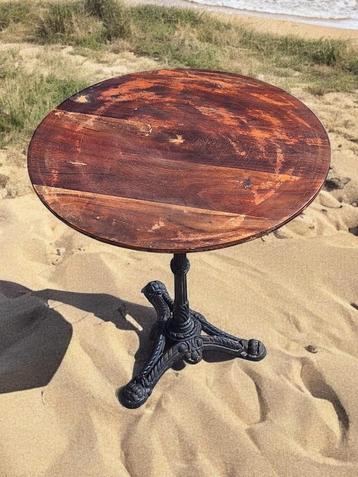 Bistro tafel, tafeltje op een gietijzeren poot & houten blad