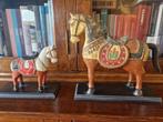 Twee paarden van gepolychromeerd hout. Chinees T'angdynastie, Ophalen of Verzenden