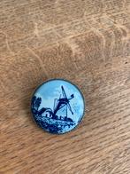 Broche en argent avec scène de Delft peinte à la main, Enlèvement ou Envoi