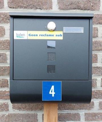 Metalen brievenbus beschikbaar voor biedingen