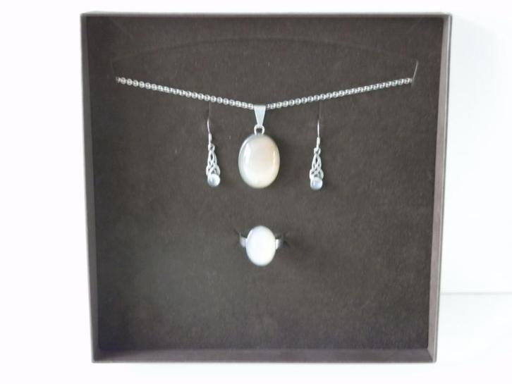 Opaal. Zilveren juwelen met opaal edelstenen. 925., Handtassen en Accessoires, Antieke sieraden, Overige typen, Zilver, Ophalen of Verzenden