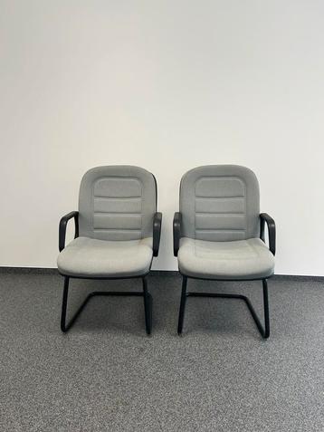 2 stoelen beschikbaar voor biedingen