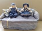 2 mooie kleine stenen popjes op sofa, Ophalen of Verzenden, Pop