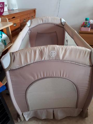 Mooie baby bed voor reis of thuis beschikbaar voor biedingen
