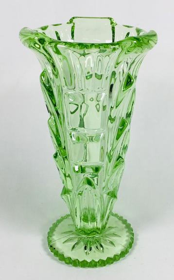Vintage design Art Deco Uraniumgroen vaas beschikbaar voor biedingen