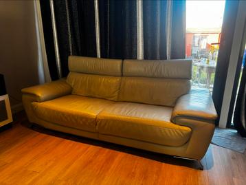 Beige leren bank  beschikbaar voor biedingen