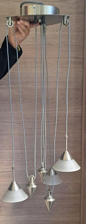 Ophanging met tegengewicht met 3 halogeenlampen beschikbaar voor biedingen