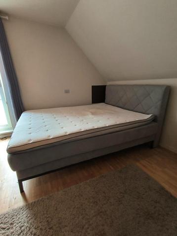 Tweepersoonsbed beschikbaar voor biedingen