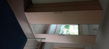 Kleerkast met spiegel beschikbaar voor biedingen