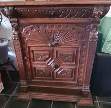 Mechelse ‘leeuwenkop’ kast (Renaissance Revival) beschikbaar voor biedingen