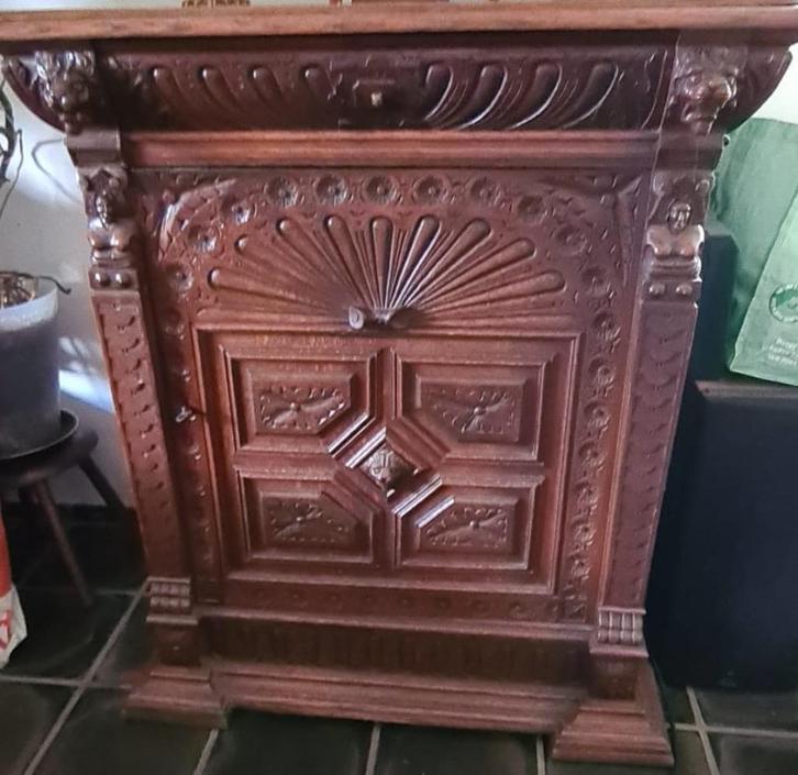 Mechelse ‘leeuwenkop’ kast (Renaissance Revival), Antiek en Kunst, Antiek | Meubels | Kasten, Ophalen