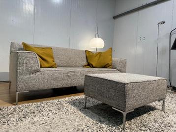 NIEUWSTAAT Design on Stock 2.5-zits bank + Hocker – Beige beschikbaar voor biedingen