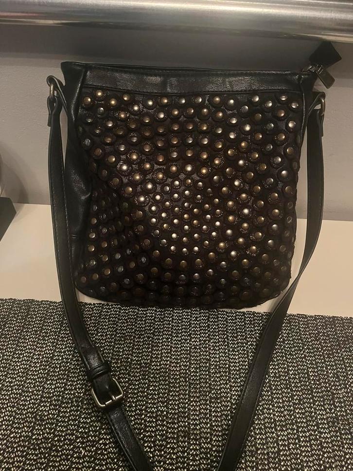 Mandoline sac à bandoulière noir orné de clous métalliques., Fietsen en Brommers, Fietsaccessoires | Fietsmanden, Zo goed als nieuw