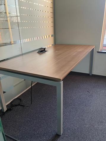 Topkwaliteit bureau mét ingebouwde stopcontacten & LAN ! beschikbaar voor biedingen