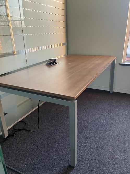 Topkwaliteit bureau mét ingebouwde stopcontacten & LAN !, Huis en Inrichting, Bureaus, Zo goed als nieuw, Bureau, Ophalen