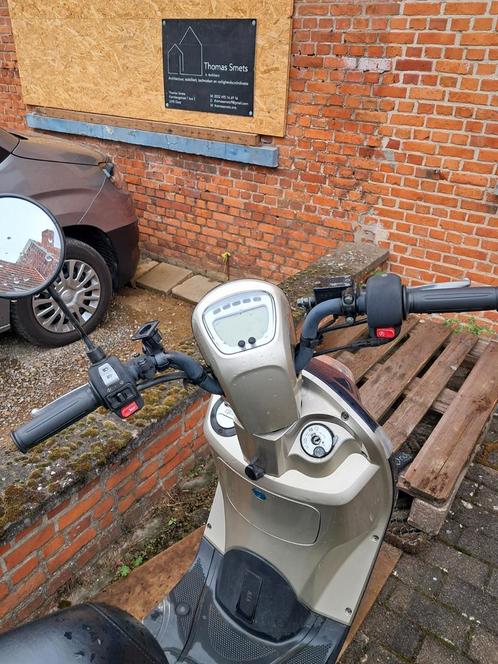 Scooter klasse B Sym met handig koffertje. Blauw-grijs, Fietsen en Brommers, Scooters | SYM, Gebruikt, Ophalen