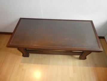 Zeer stevige bruine salontafel beschikbaar voor biedingen