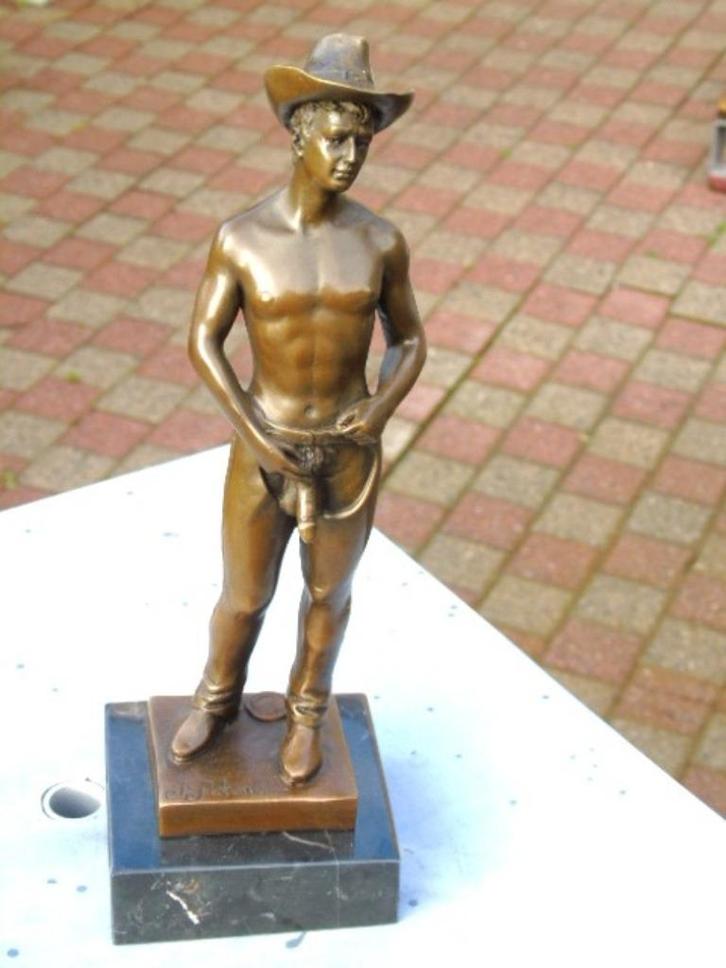 Naakte man in bronzen cowboypak gesigneerd. PATOU, Antiek en Kunst, Antiek | Brons en Koper, Brons, Ophalen