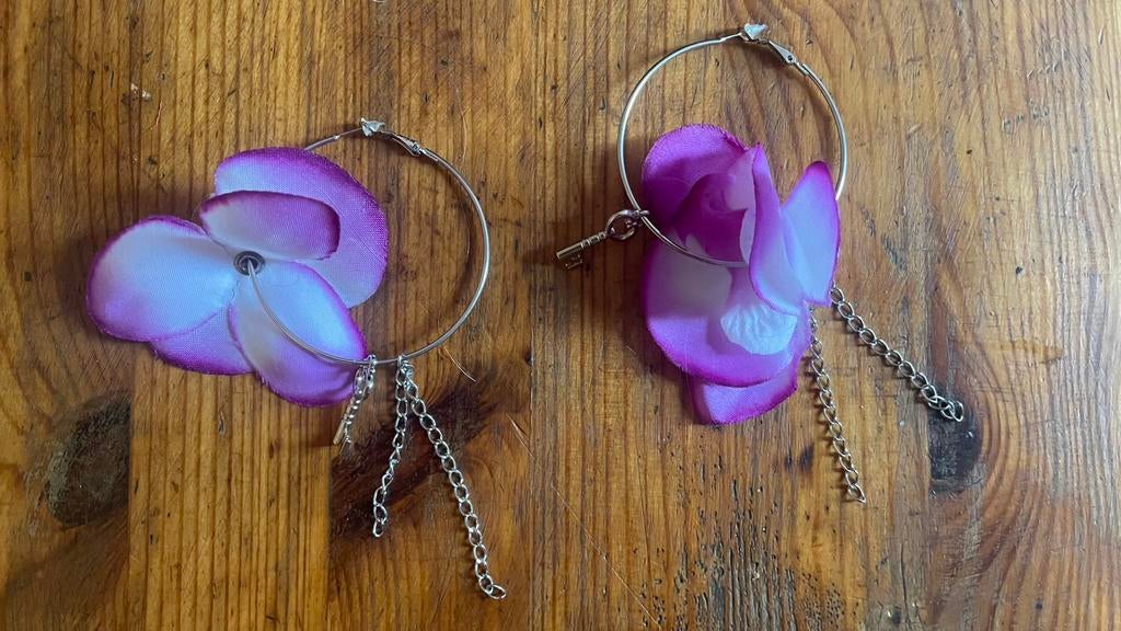 bloemblaadjes-oorringen merk Yamba Jewellery, Handtassen en Accessoires, Oorbellen, Nieuw, Hangers, Overige materialen, Overige kleuren