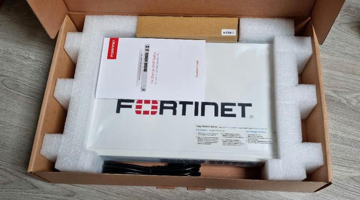 Fortinet FortiSwitch 124F-FPOE, Computers en Software, Netwerk switches, Nieuw, Ophalen of Verzenden