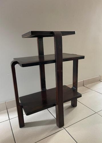 Oude bruine houten voetstuktafel beschikbaar voor biedingen