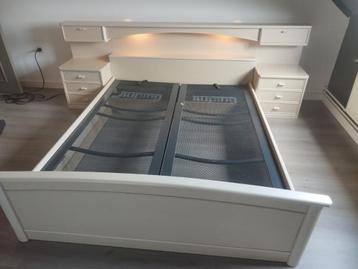 Auping bed met 2 nachtkastjes en lattenbodem beschikbaar voor biedingen
