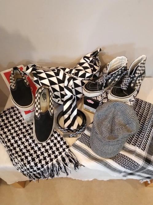 Vans sneakers en Black and White sjaals, riem, tas, pet, das, Vêtements | Femmes, Chaussures, Porté, Sneakers et Baskets, Noir