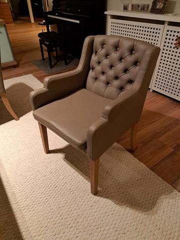6 Degelijke comfortabele eetkamerstoelen beschikbaar voor biedingen