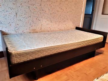 bed met matras goede staat. beschikbaar voor biedingen