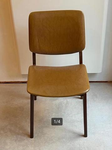 Twee vintage stoelen beschikbaar voor biedingen