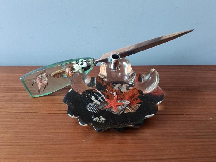 Vintage briefopener en pennenhouder in hars, Verzamelen, Retro, Huis en Inrichting, Ophalen of Verzenden