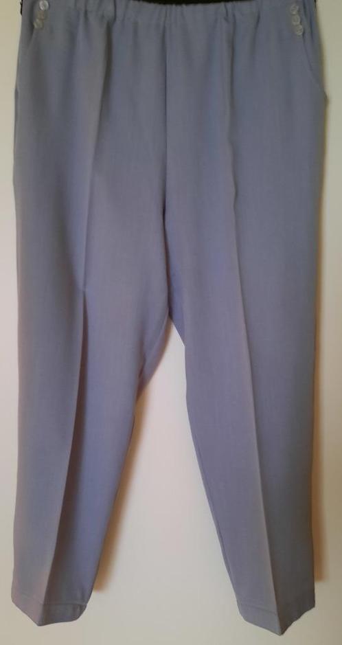 Lichtgrijze nieuwe damespantalon met plooi, T5(46), Kleding | Dames, Broeken en Pantalons, Nieuw, Maat 46/48 (XL) of groter, Ophalen of Verzenden