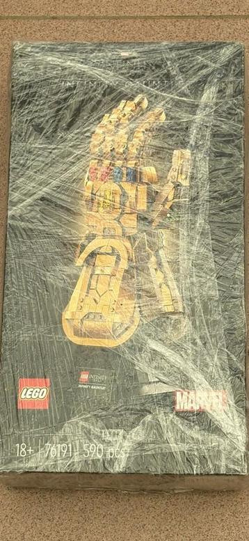 Hand van marvel beschikbaar voor biedingen