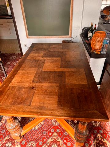 Tafel met massief onderstel en uitlengstukken beschikbaar voor biedingen