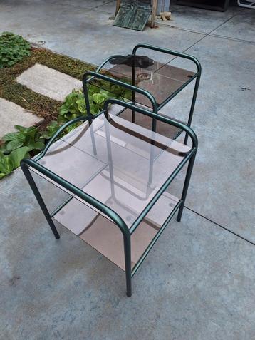 Mooi setje vintage design bijzettafeltjes beschikbaar voor biedingen