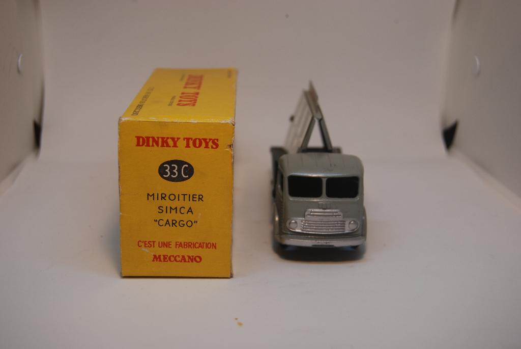 Dinky Toys (France) No. 33C Mirrotier Simca Cargo en très bon état avec