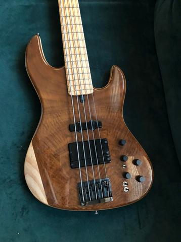 VanderEnd custom built 5 snarige bass