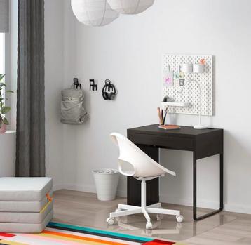 Zwartbruin bureau  beschikbaar voor biedingen