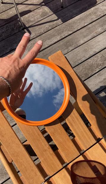 Vintage oranje spiegel beschikbaar voor biedingen