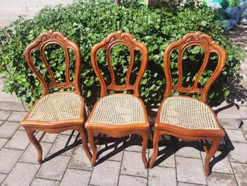3 houten stoelen beschikbaar voor biedingen
