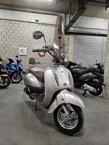 Scooters (2x) met papieren en sleutels - voor opmaak beschikbaar voor biedingen