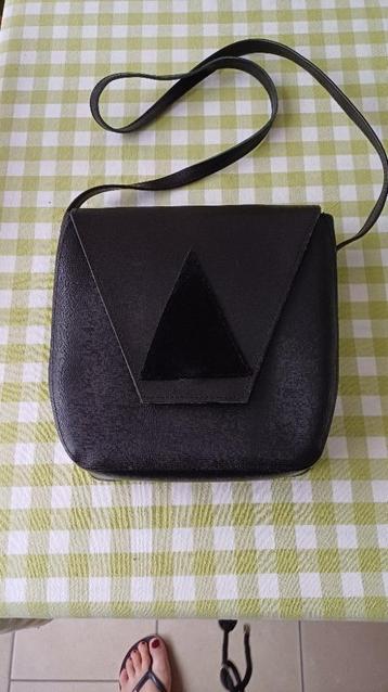 sac à main en cuir noir  disponible aux enchères