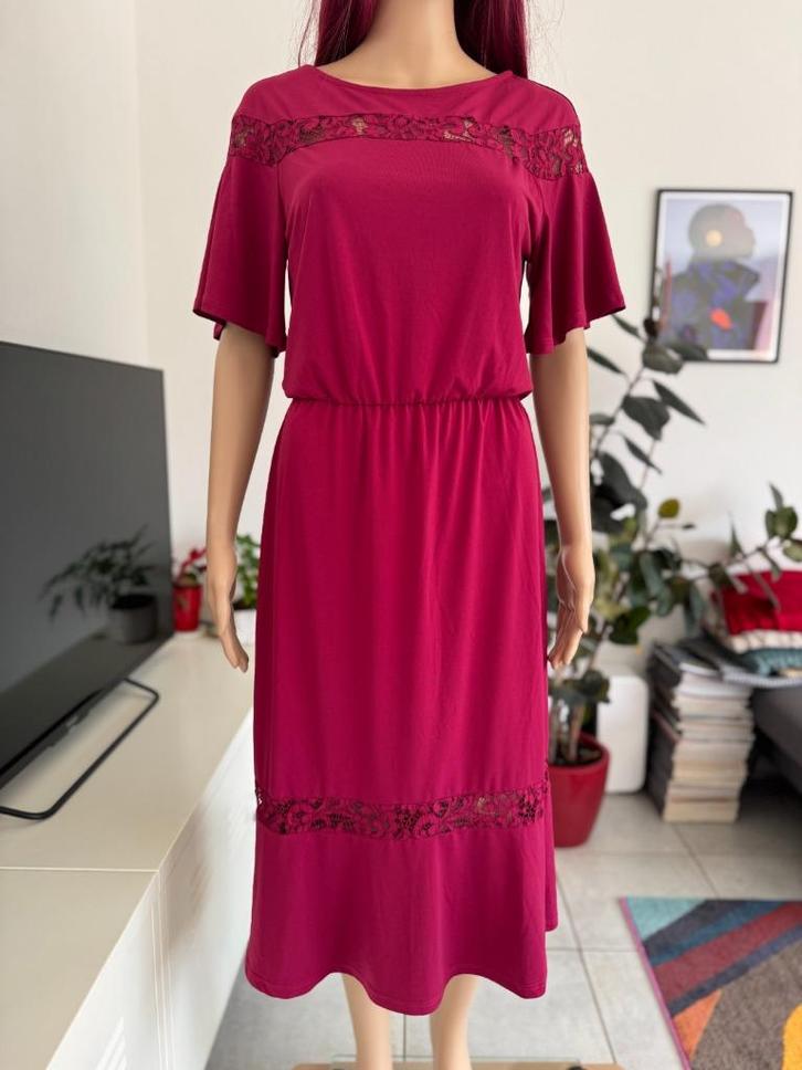 Gorgeous berry pink dress with lace (size S/M), Kleding | Dames, Jurken, Zo goed als nieuw, Maat 38/40 (M), Roze, Onder de knie